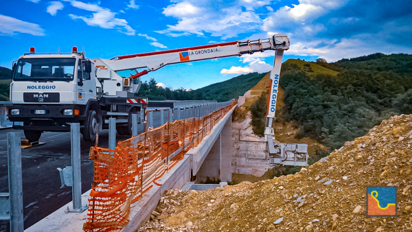 Piattaforma aerea per ispezione e/o manutenzione di viadotti e ponti.