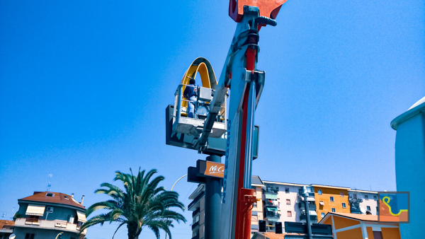 Piattaforma aerea per installazione insegne e/o infissi.