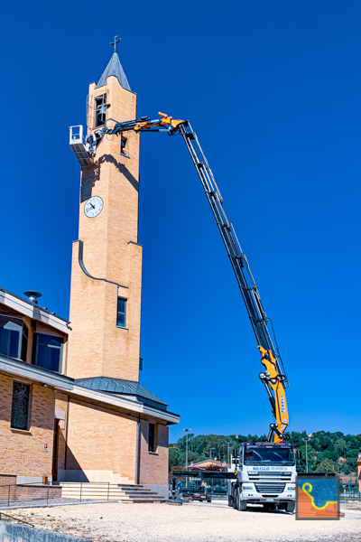 Piattaforma aerea per manutenzione e/o installazione di elementi posti a grandi altezze.