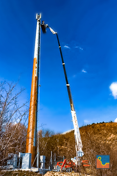 Piattaforma aerea per manutenzione e/o installazione di elementi posti a grandi altezze come ponti radio e antenne per telefonia.